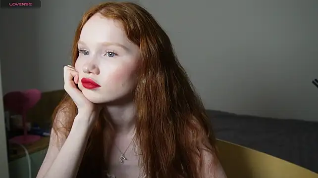 Nellie_baby - show ass+tits