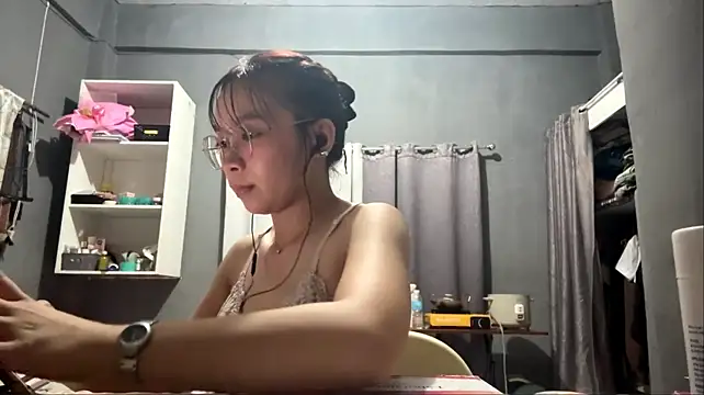 Theahotty12 - Flash my boobies