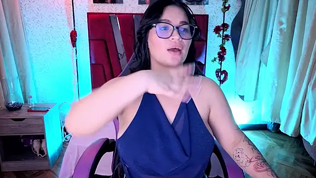 Manelike_ - Dances topless, nipple play