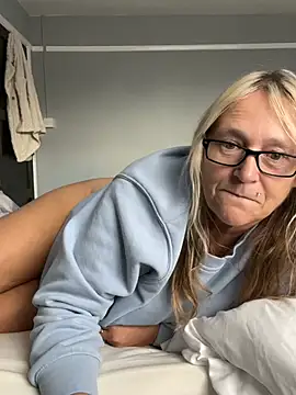 Blondnboujee53 - Rub nipples