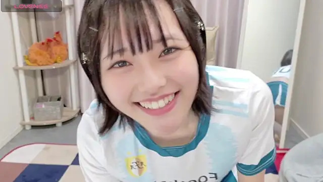 Mi-na-2 - 上着めくって、ブラ見せちゃいます💦