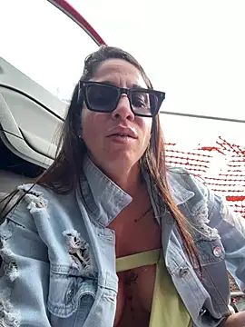 Sexy7883 - @Titsjob / spagnola fuori dalla macchina