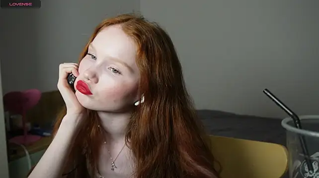 Nellie_baby - show ass+tits