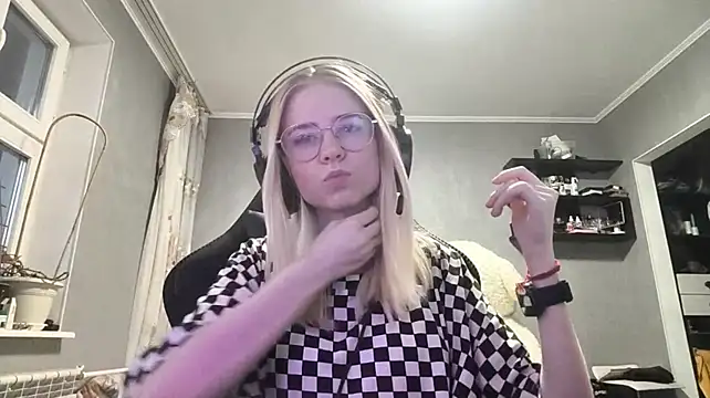 PlumyPrance - sexy stroke my neck