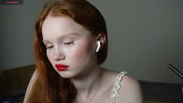 Nellie_baby - show ass+tits