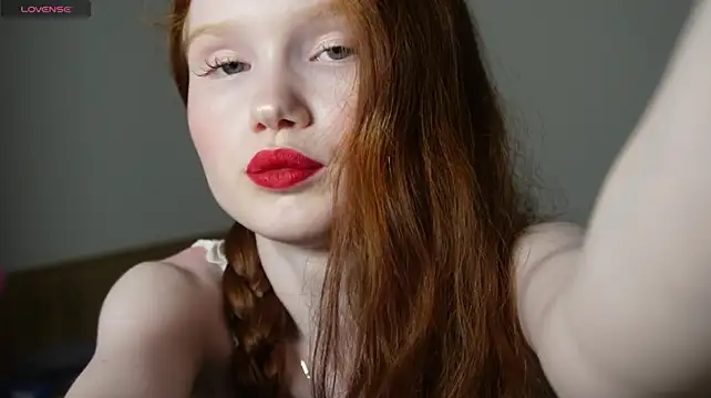 Nellie_baby - show ass+tits