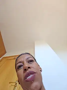 Goldenlace - Stretch mouth on bbc dildo