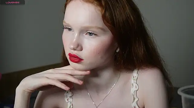 Nellie_baby - show ass+tits