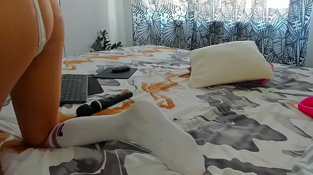 Marie_marie03 - tease my ass with fingers