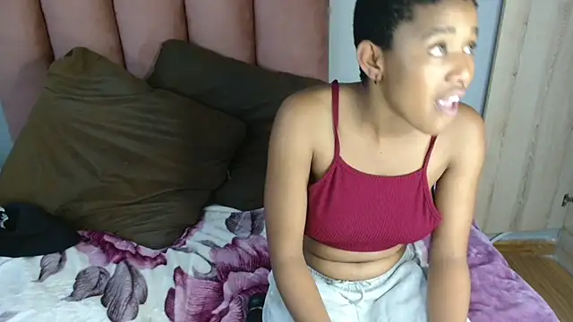 SexyyMandy - insert buttplug and squirt