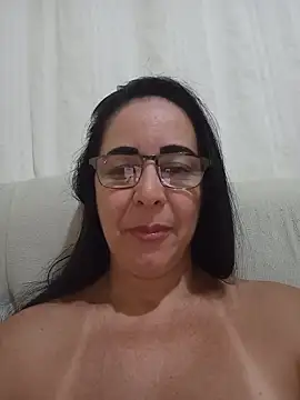 Regina475 - Banho de óleo na buceta