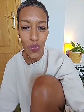 Goldenlace - Stretch mouth on bbc dildo