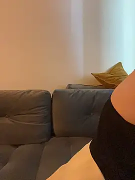 YankiGirl - Playful hand in panties >.<