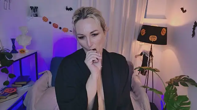 HelenDragonMother - show feet/toes