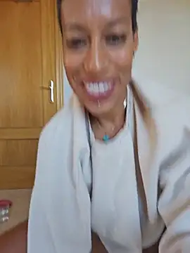 Goldenlace - Stretch mouth on bbc dildo