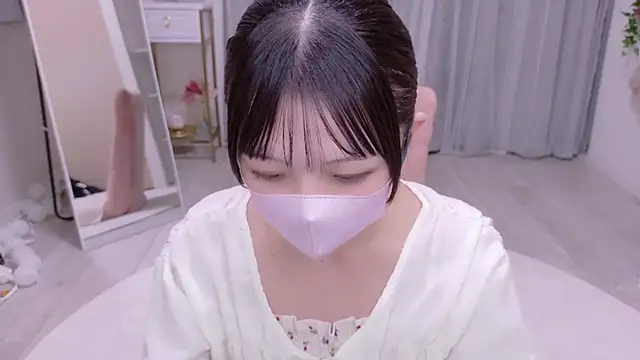 Kanna-dakanna - 上の服ぽいっ💕カメラ目線で谷間アップ💕︎