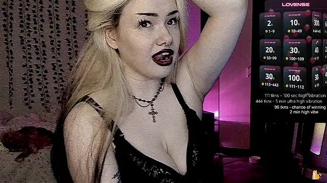 Strawberry_elfcat - hand bra