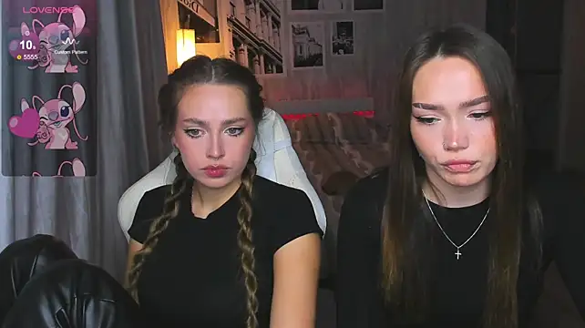 Evia_r0se - suck fingers + eye contact