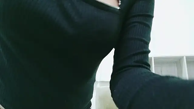Umi_69oO - パンツ丸出し四つん這いで最初からムラムラモード💜