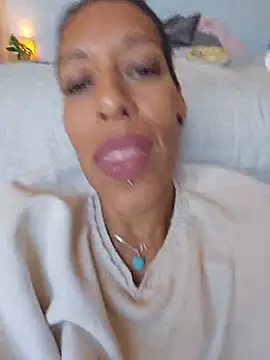Goldenlace - Stretch mouth on bbc dildo
