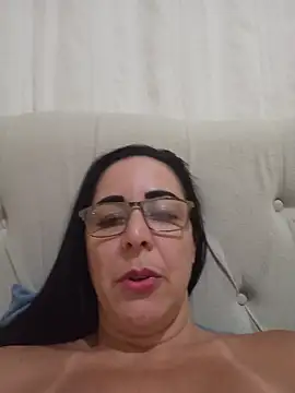 Regina475 - Banho de óleo na buceta