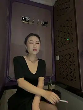 Eva10069 - 👀户外楼梯间露双乳