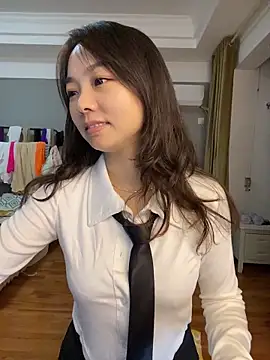 Asagirl - 用性感的嘴唇和舌头迎接哥哥滚烫的精液