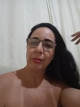 Regina475 - Banho de óleo na buceta