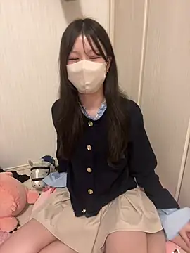 Miu-miu_oo - 上の服ボタン開けてブラチラ見せ‎🤍