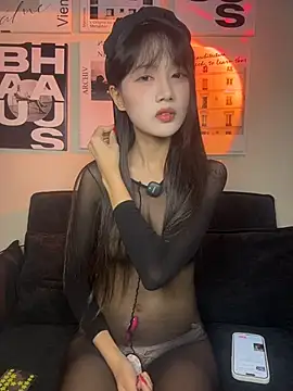 Xiaoxiao1001 - 肩带放下来