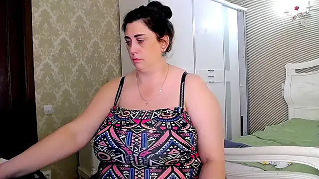 Evelyn_Shy - bare chest 200