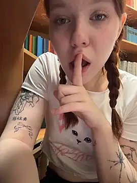 Freaky__Nikki - rub my tits under my top