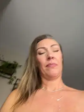 Sacha-xx - Je caresse mon ptit clito