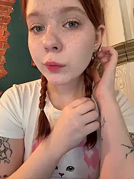Freaky__Nikki - rub my tits under my top