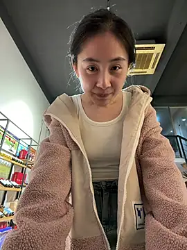 Yiyi_yi - 店门口夹假鸡鸡