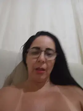 Regina475 - Banho de óleo na buceta