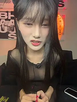 Xiaoxiao1001 - 肩带放下来