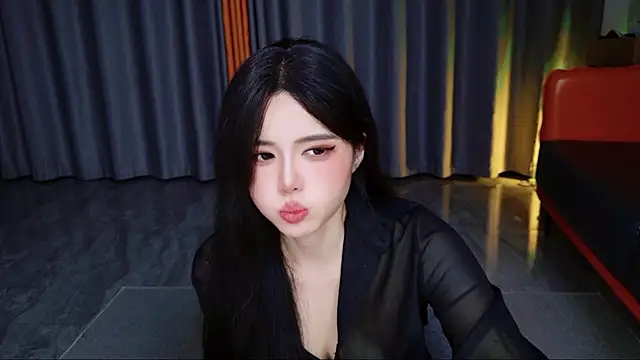 Xiaoxun520 - 一个反差的骚女，外表清冷，内心火热。