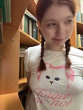 Freaky__Nikki - sexy tease with tongue :P