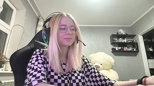 PlumyPrance - sexy stroke my neck