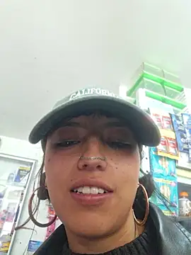 Cute_hollywood_0 - a kiss between friends