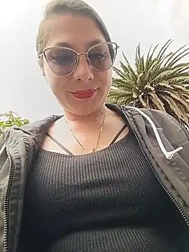 Mia_Love-3 - Removing panty in public