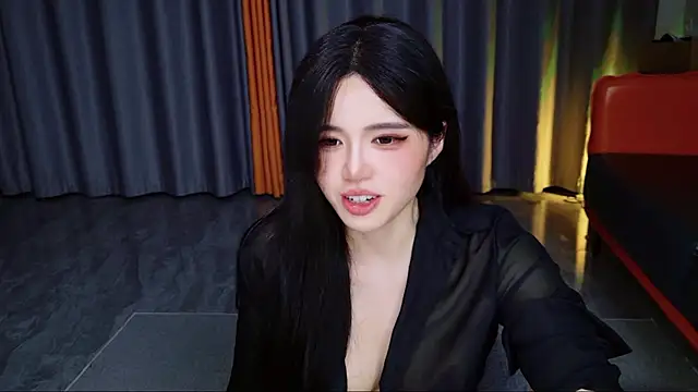 Xiaoxun520 - 一个反差的骚女，外表清冷，内心火热。