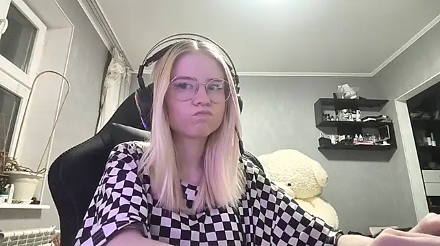 PlumyPrance - sexy stroke my neck