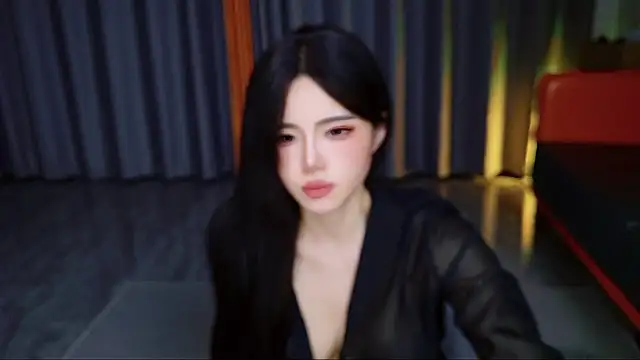 Xiaoxun520 - 一个反差的骚女，外表清冷，内心火热。