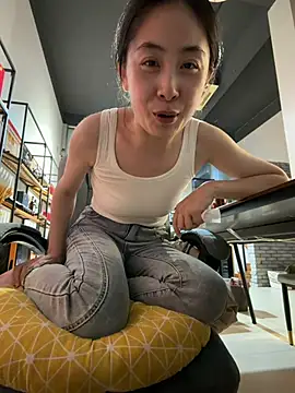 Yiyi_yi - 店门口夹假鸡鸡