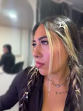 ManuelaVeeleez - Show boobs front my friends