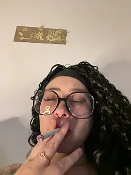 Queenlo_xxx - suce ton gode très fort lolo