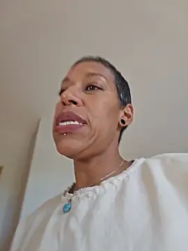 Goldenlace - Stretch mouth on bbc dildo