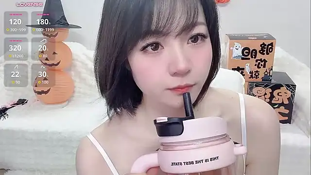 Lucy-8 - 换上护士服，帮哥哥的鸡鸡按摩